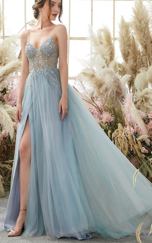 Robe de bal de mariée en tulle plissé fendue sur le devant, ornée de perles, avec une fente spaghetti et des perles apparentes.