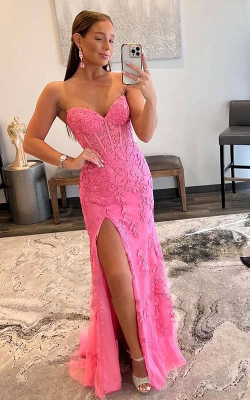 Robe romantique en dentelle rose fuchsia avec superposition de tulle