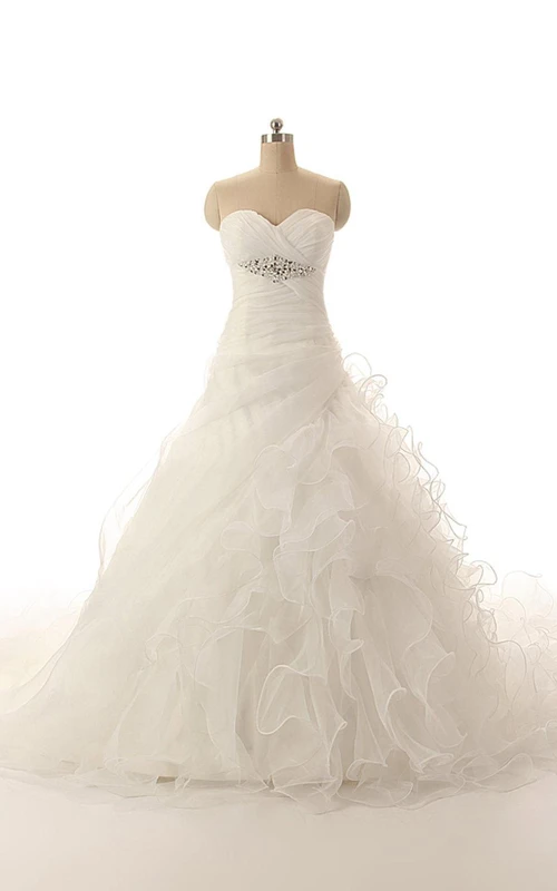 Ärmelloses A-Linien-Kleid aus Organza mit gekreuzten Trägern, herzförmigem Dekolleté, Kaskadenrüschen und Perlenstickerei