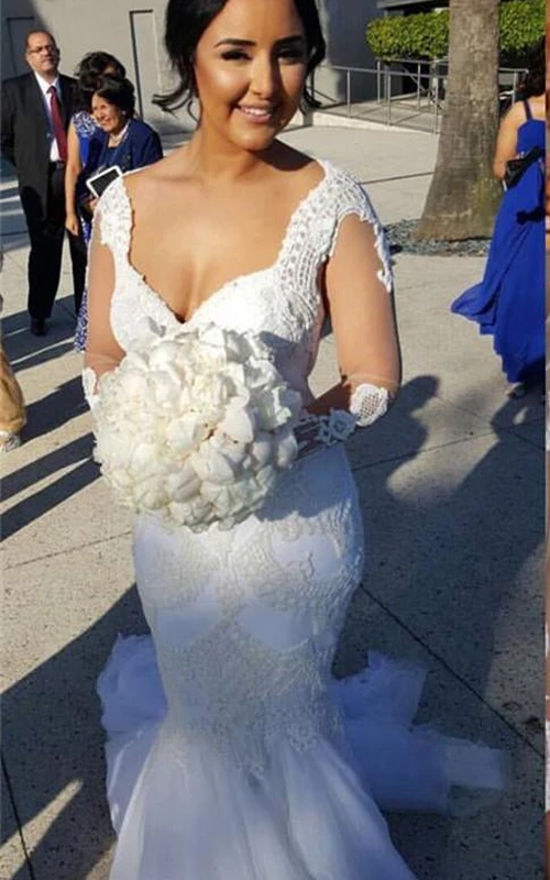 Robe de mariée sirène sexy en tulle et dentelle, manches longues et traîne.