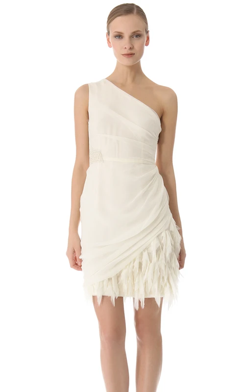 Kurzes, schulterfreies Chiffonkleid mit seitlicher Drapierung