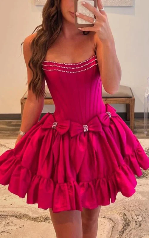 Vestido magenta sin tirantes con lazo y abalorios.