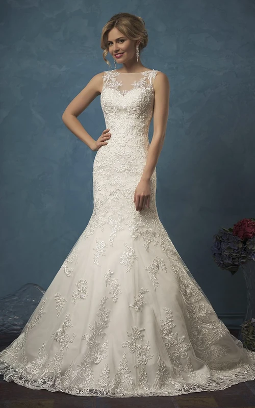Vestido corto de satén con capucha acampanada, pliegues, apliques de cuentas, capas, cola de cepillo y botones.