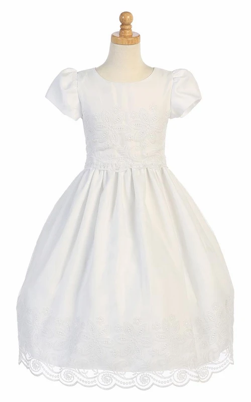 Robe de demoiselle d'honneur en organza à volants, manches courtes et imprimé floral, longueur thé, ornée de broderies.