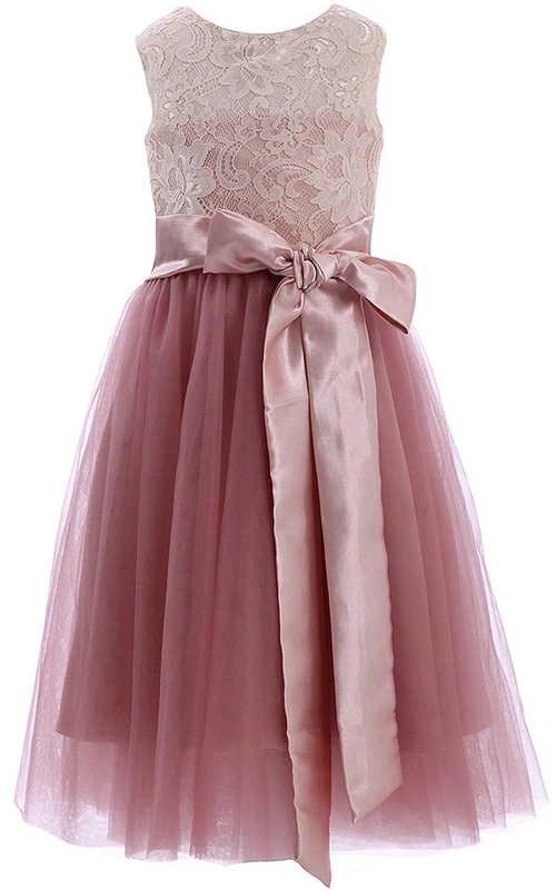 Vestido de encaje sin mangas con corte en A, lazos y espalda con abertura.