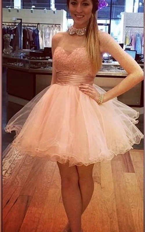 Vestido de fiesta de graduación de tul con cuello alto y detalles brillantes, encaje y cristales.