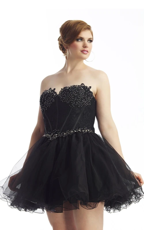 Robe trapèze courte à décolleté cœur sans manches en tulle et dentelle, ornée d'appliqués de perles et d'un laçage/corset au dos