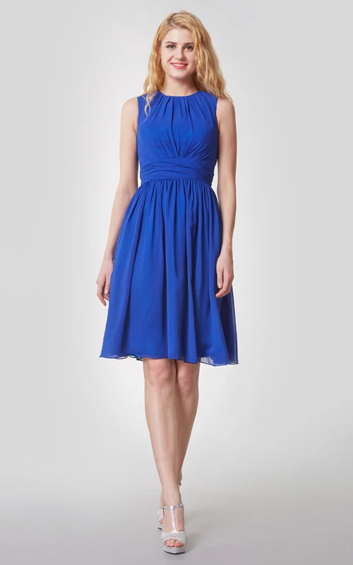 Elegantes, kurzes Chiffonkleid mit hohem Kragen, Falten und Schärpe