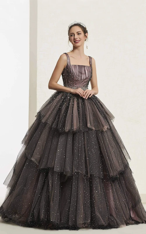 Robe de bal vintage luxueuse sans manches, à encolure carrée, ornée de perles, avec laçage et volants.