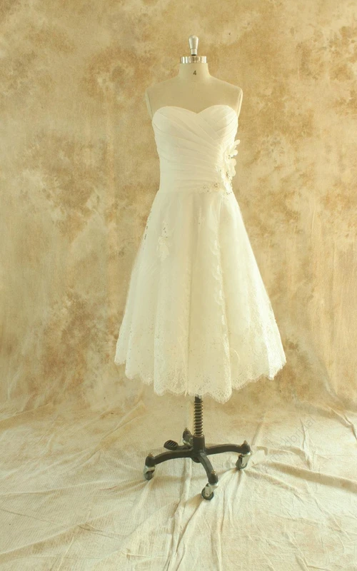 Vestido de novia de encaje de corte A hasta la rodilla con fruncido y escote corazón.