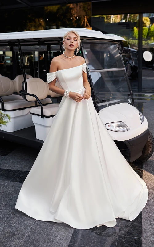 Robe de mariée moderne en satin à épaules dénudées et corsage plissé