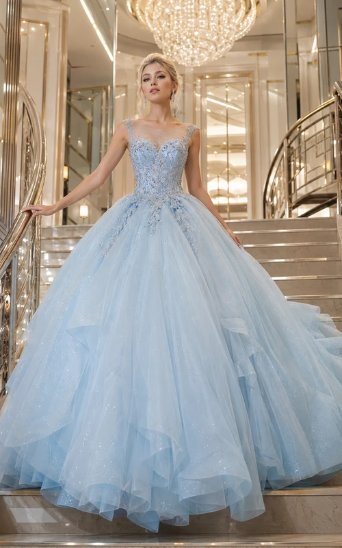 Vestido de princesa de quinceañera con escote en V, tirantes y caída de tul, inspirado en el Hotel Sky Blue, modelo Staircase.