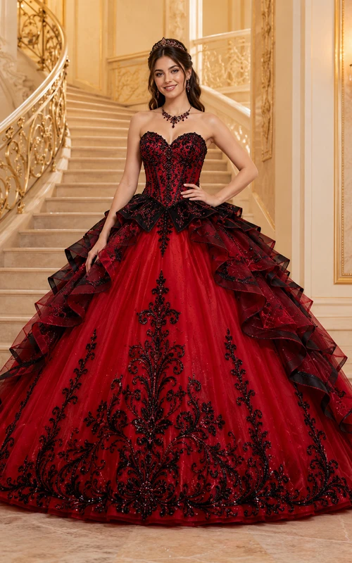 Vestido de princesa de quinceañera de lujo rojo y negro, sin tirantes, con escote corazón y volantes en cascada.