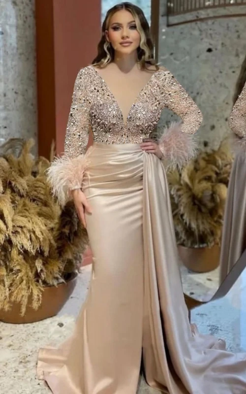 Robe de soirée sirène fourreau champagne à manches longues et col en V ornée de perles