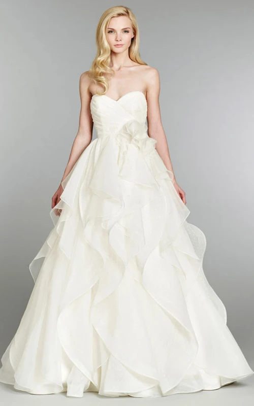 Encantador vestido de baile de organza con corpiño fruncido de lunares cruzados y detalles florales.