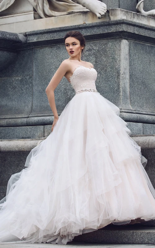 Ärmelloses Kleid mit Herzausschnitt, Applikationen, Kaskadenrüschen und Korsettrücken