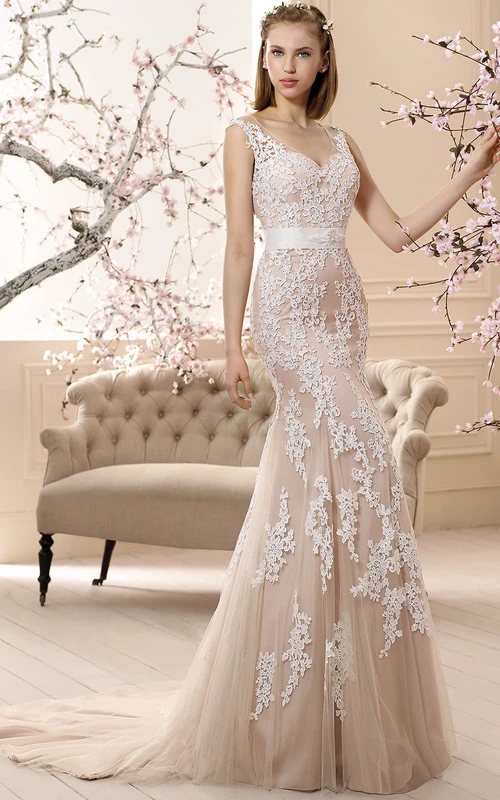 Langes, ärmelloses Brautkleid mit Trompetenform, V-Ausschnitt, Applikationen aus Spitze und Tüll sowie Schleife