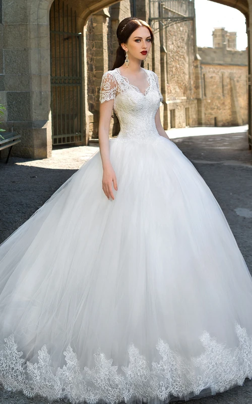 Langes Ballkleid mit V-Ausschnitt, kurzen Ärmeln, Reißverschluss, Tüll und Applikationen