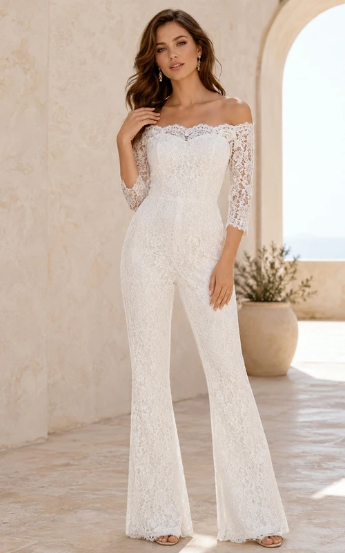 Mono de boda moderno, romántico, con encaje floral, hombros descubiertos, manga tres cuartos, pernera ancha y largo hasta el suelo.