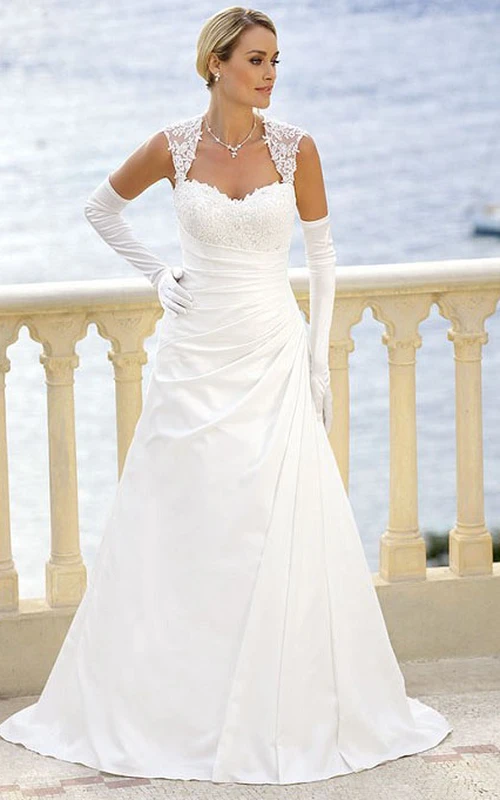 Langes, seitlich drapiertes Brautkleid im Queen-Anne-Stil aus Satin mit Applikationen und Schlüssellochausschnitt