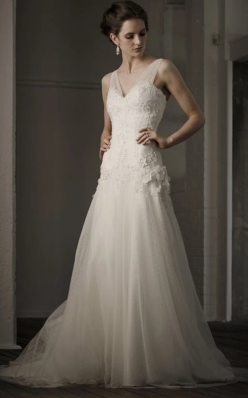 Vestido de novia de tul sin mangas, largo hasta el suelo, con apliques, escote en V profundo en la espalda y flores.