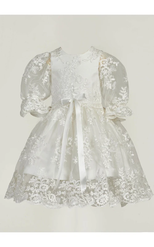 Elegantes Taufkleid mit Spitzenapplikationen und Schärpe