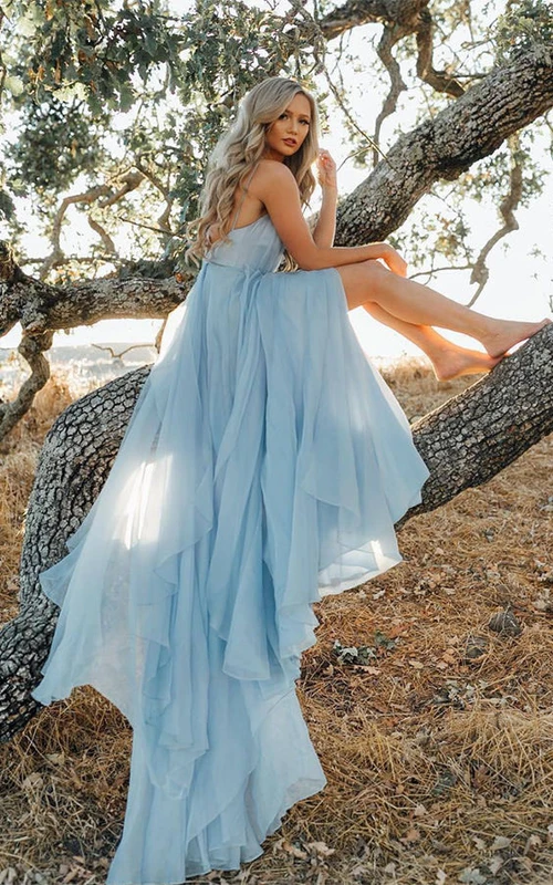 Robe bleue décontractée à bretelles spaghetti et décolleté plongeant, en mousseline de soie, fendue sur le devant.