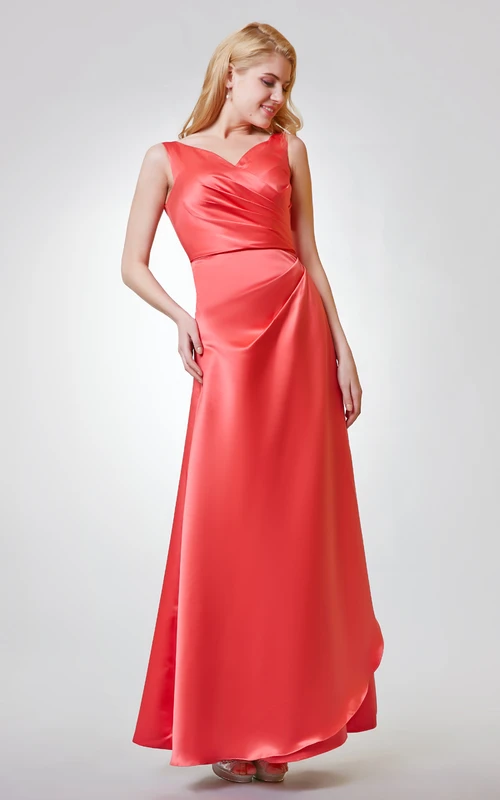 Chiffonkleid mit kurzen Ärmeln, Raffungen und Trompetenausschnitt sowie Schlüssellochausschnitt