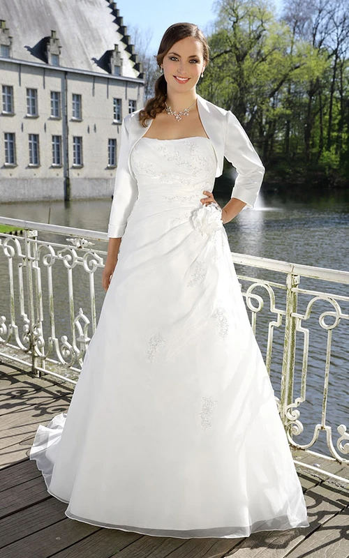 Robe trapèze longue sans bretelles à manches longues en satin avec cape drapée à fleurs