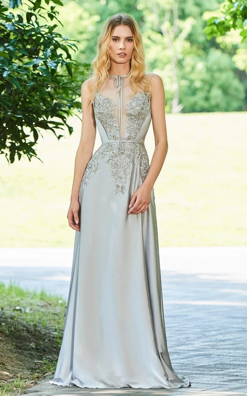 Elegantes, ärmelloses Chiffon-Abendkleid mit Knopfleiste am Rücken und Perlenstickerei