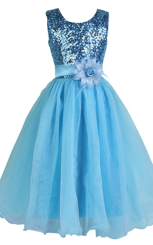 Robe sans manches à col rond, ornée de sequins, de fleurs et de plis