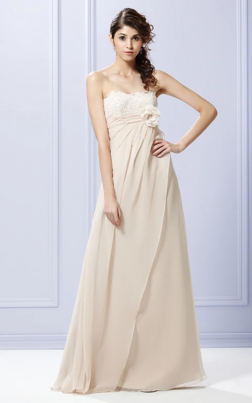 Vestido palabra de honor con drapeado lateral, flor y lazo.