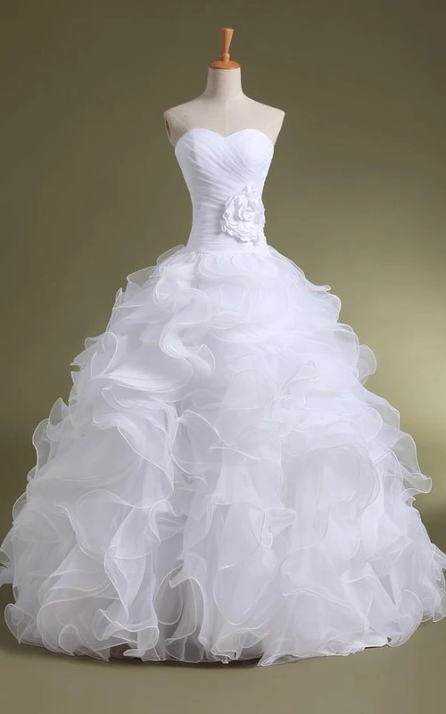 Vestido de gala de corte A, largo hasta el suelo, con pedrería, cremallera, corsé en la espalda y encaje, organza y satén.