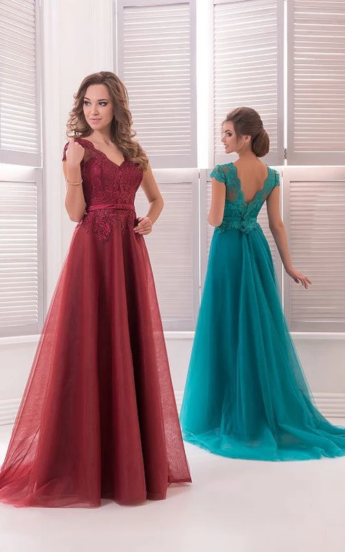 A-Linien-Kleid in Bodenlänge mit V-Ausschnitt, kurzen Ärmeln, Tüllbesatz mit Perlenstickerei und Falten, tiefem V-Ausschnitt am Rücken