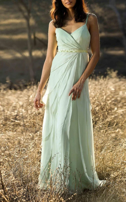 Vestido largo de gasa con tirantes finos, escote en V, corte imperio y capas, corte en A
