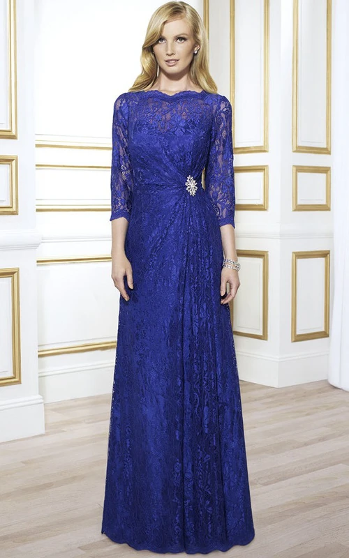 Robe de soirée en dentelle à col rond et manches 3-4, dos illusion.