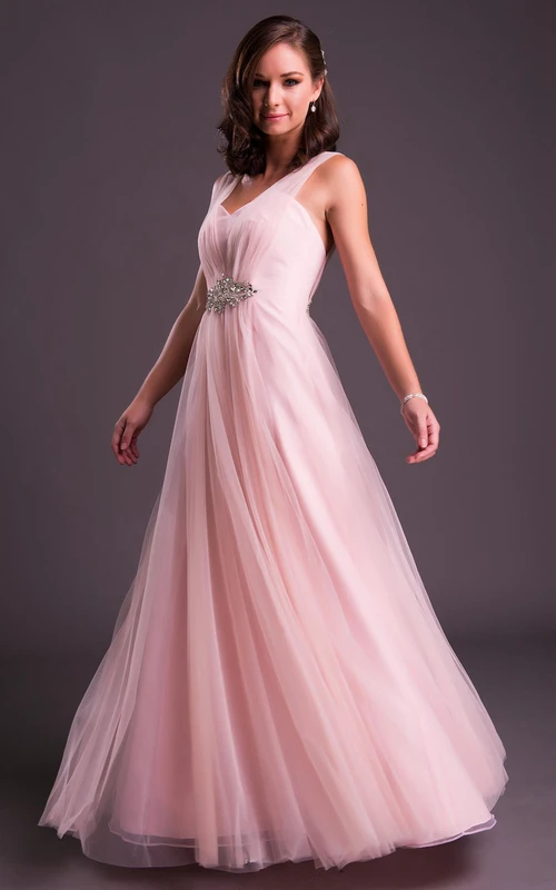 Vestido de fiesta largo sin mangas con escote en V, corte en A, de tul adornado con joyas y pliegues.