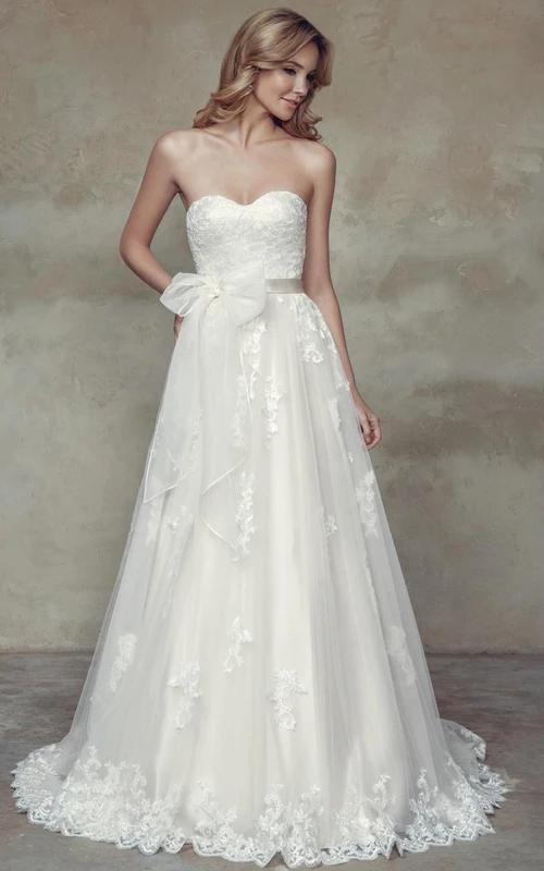 Vestido de novia largo de encaje con escote corazón, corte en A, apliques y espalda tipo corsé.