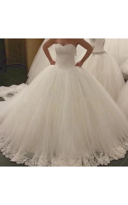 Encantador vestido de baile de tul con escote corazón, detalles de encaje y pedrería.
