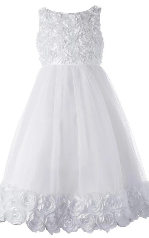 Robe en tulle sans manches de coupe trapèze, ornée de fleurs et de plis