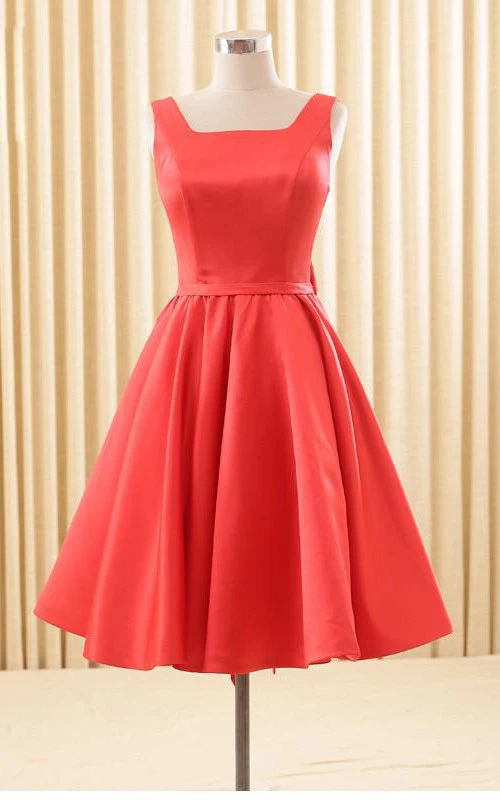 Elegante vestido de satén sin espalda con lazo hasta la rodilla