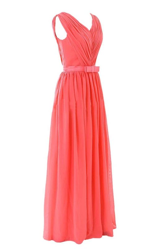 Ärmelloses Chiffonkleid mit V-Ausschnitt und Gürtel