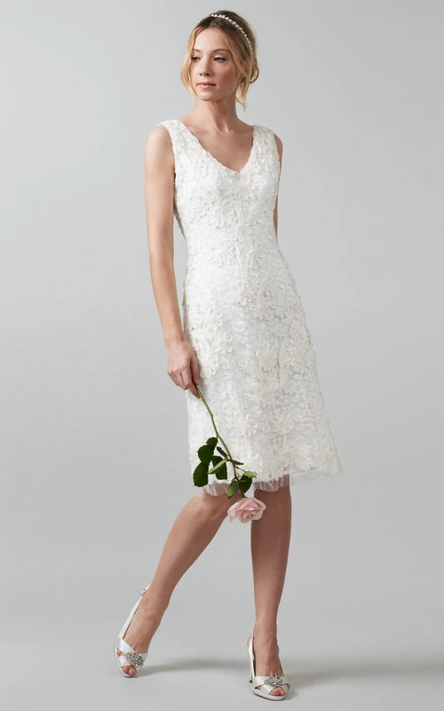 Vestido de novia midi con escote en V, apliques de encaje y espalda en V.