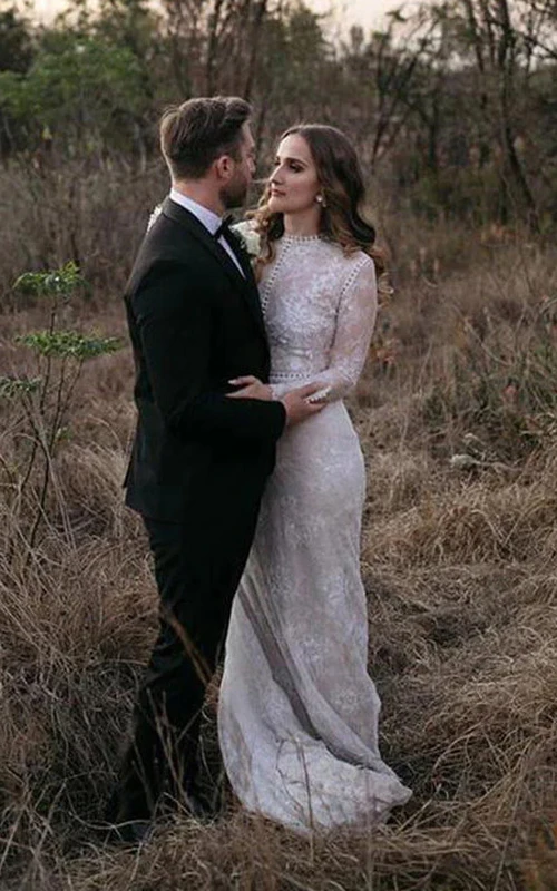 Robe de mariée fourreau à manches longues et col rond, avec traîne courte. Style sobre.