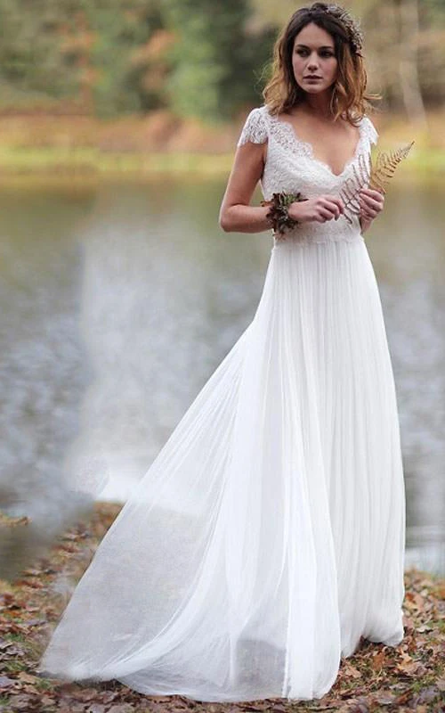 Robe de mariée fourreau vaporeuse en mousseline et dentelle plissée