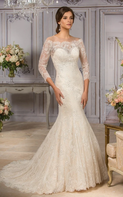 Vestido de novia de sirena de 3-4 mangas con apliques y espalda ilusión.
