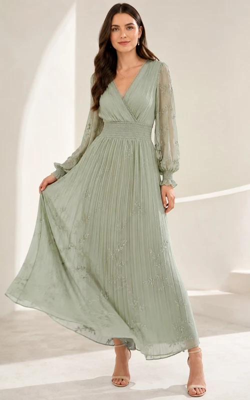 Vestido largo plisado de gasa verde salvia con escote en V y mangas largas.