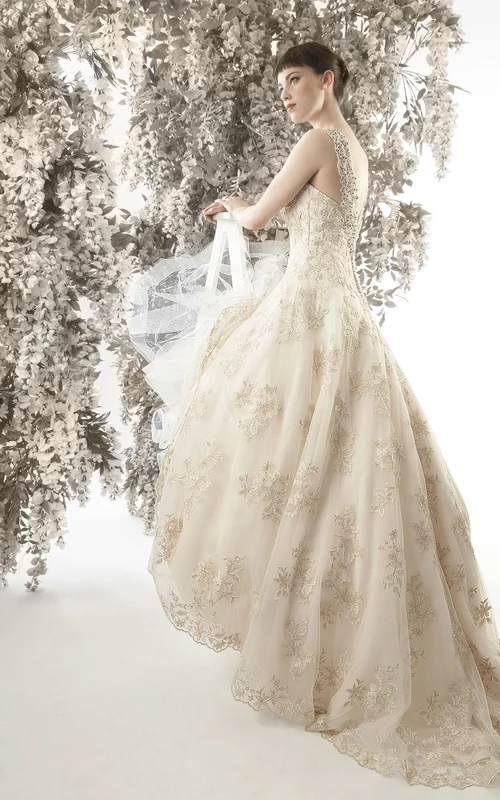Vestido de novia de corte A, largo hasta el suelo, sin mangas, con apliques de encaje, espalda en V baja y cola de capilla.