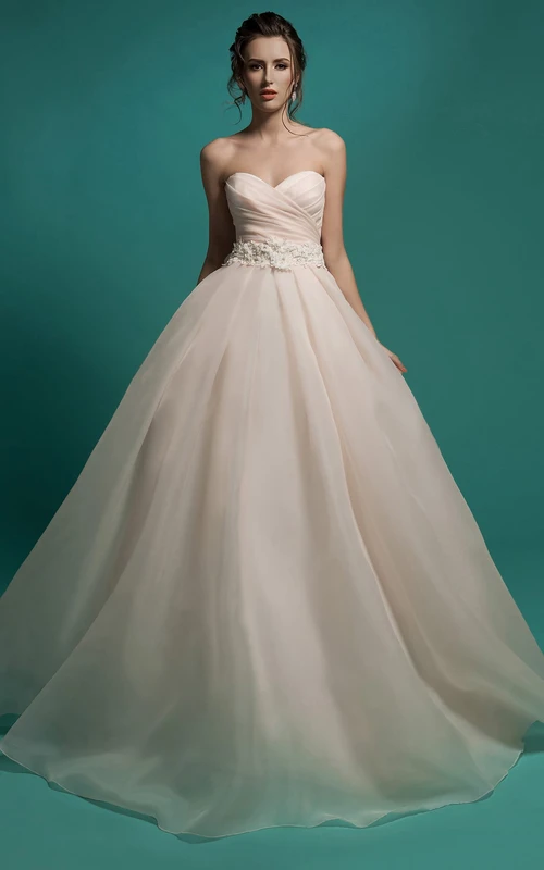 Langes, ärmelloses Brautkleid aus Organza mit A-Linien-Schnürung, herzförmigem Dekolleté, Raffungen und Applikationen