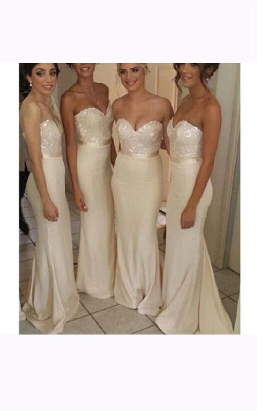 Vestido largo de gasa con lentejuelas y escote corazón en la espalda, estilo trompeta.